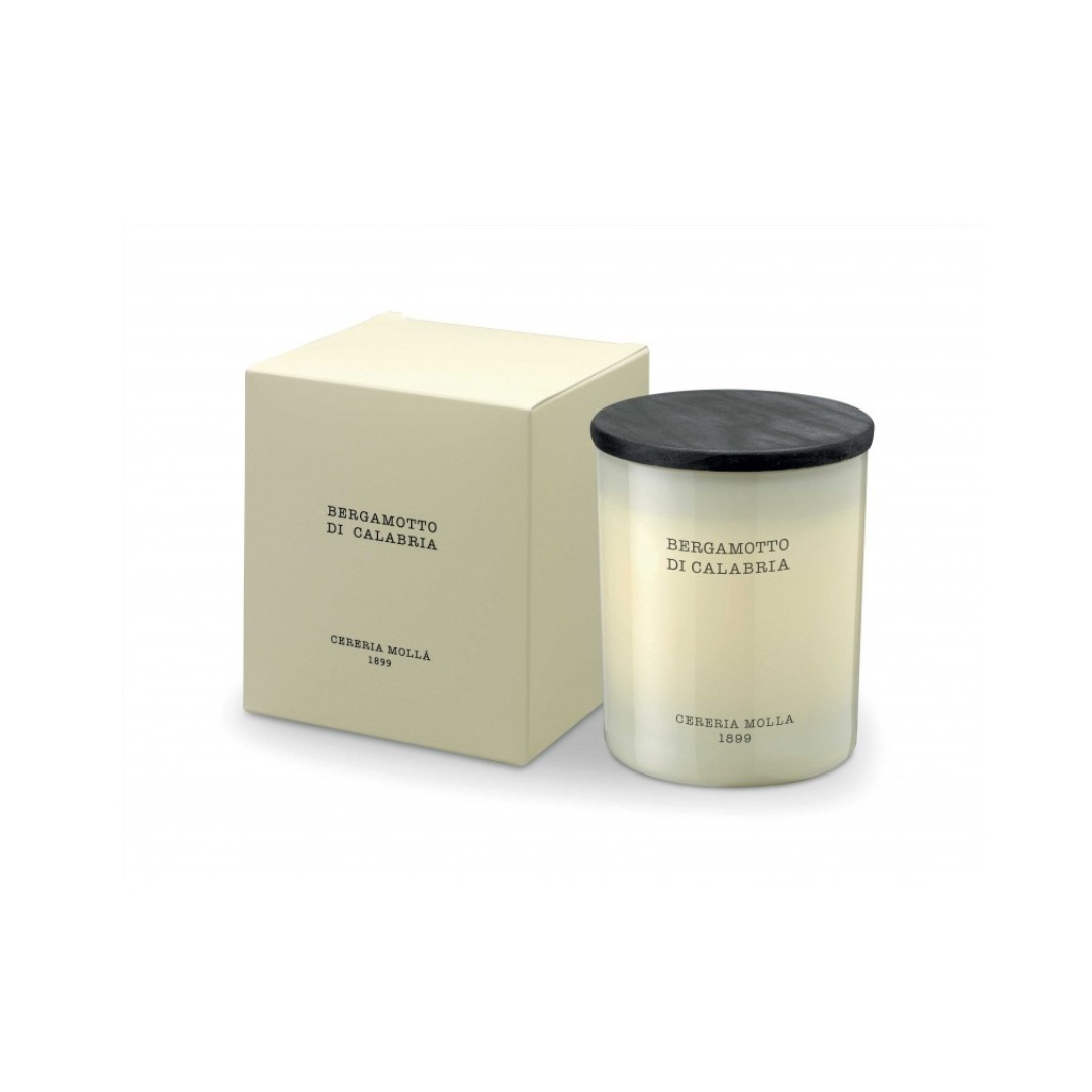 Bergamotto di Calabria soy candle with the packaging – handmade natural candle with bergamot, lime, and sandalwood scent inspired by the Mediterranean coast.